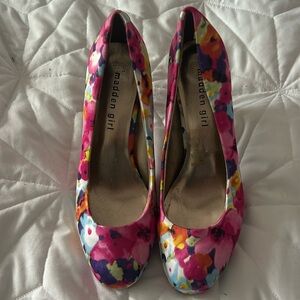 Madden Girl size 8 Floral platform  shoes